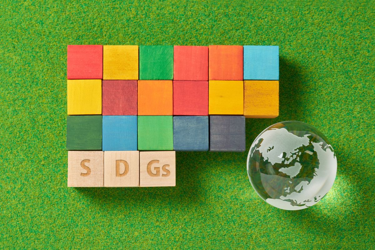 Obiettivo SDG 1 come le aziende possono contribuire a eliminare la povertà e generare valore economico